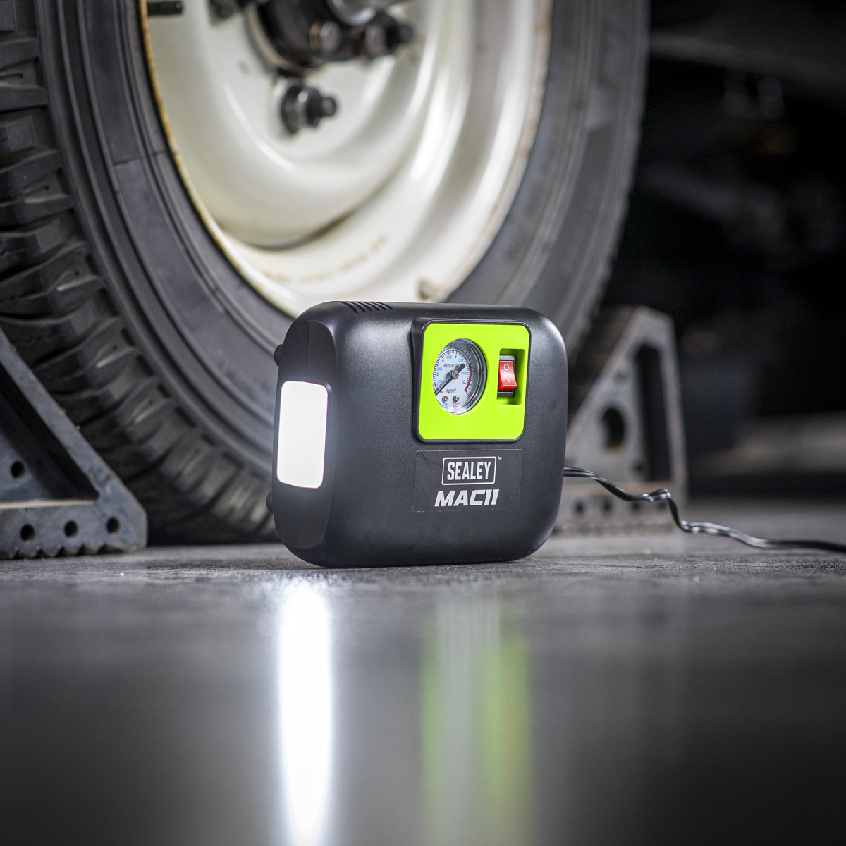 Sealey Tyre Inflator with Worklight 12V MAC11