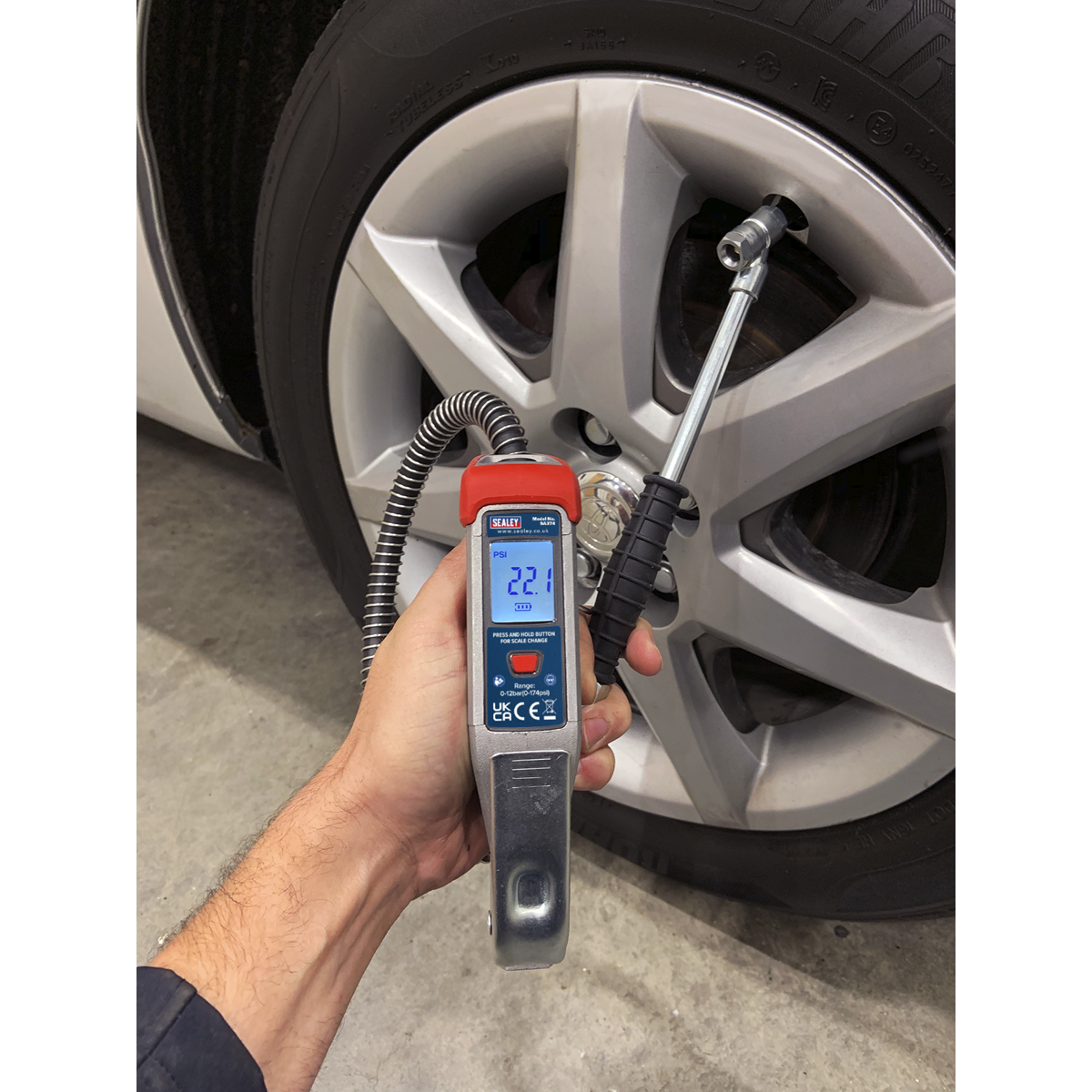 Sealey Digital Tyre Inflator with 0.5m Hose & Twin Push-On Connector SA374