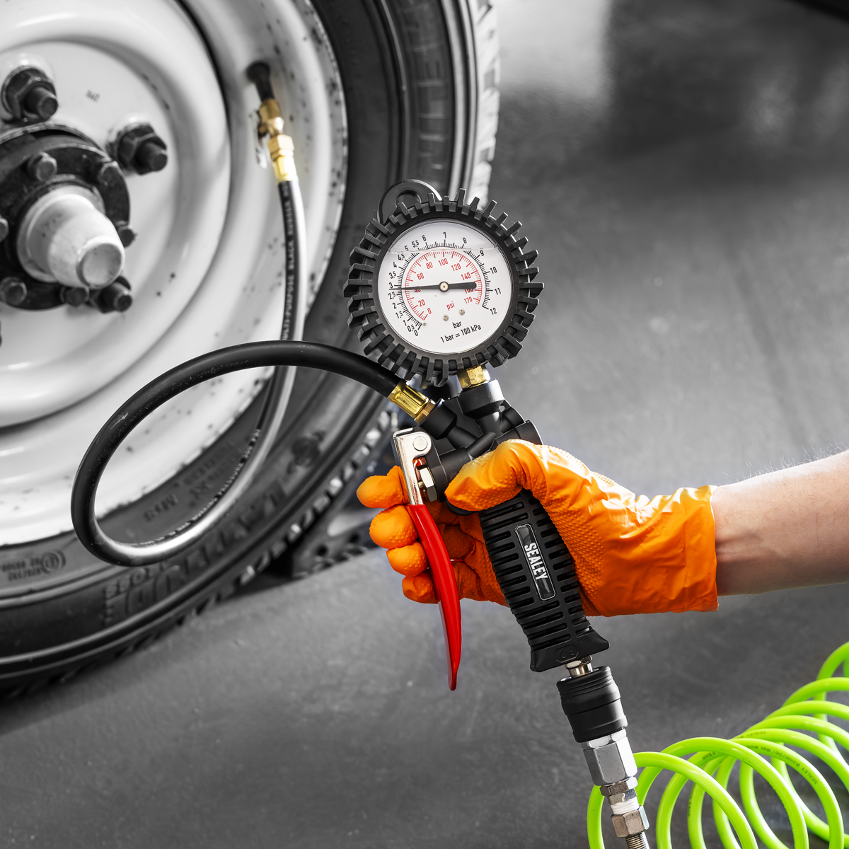 Sealey Tyre Inflator with Clip-On Connector SA9304