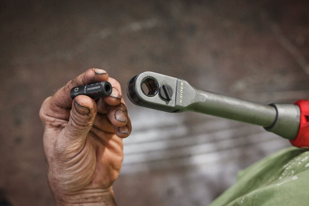 Milwaukee Pass Through Ratchet 2x 12v 2Ah REDLITHIUM Batteries M12FPTR-202X