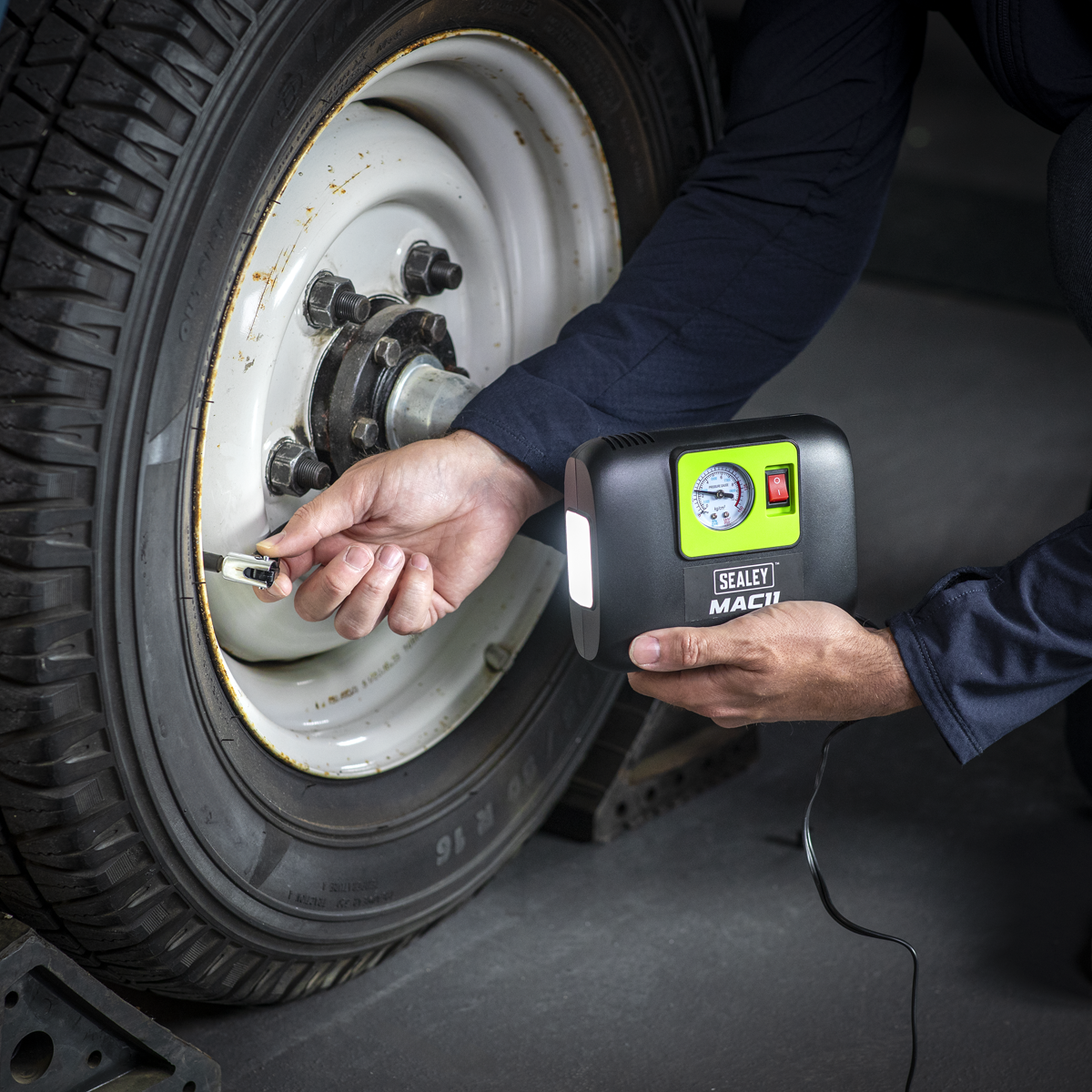 Sealey Tyre Inflator with Worklight 12V MAC11
